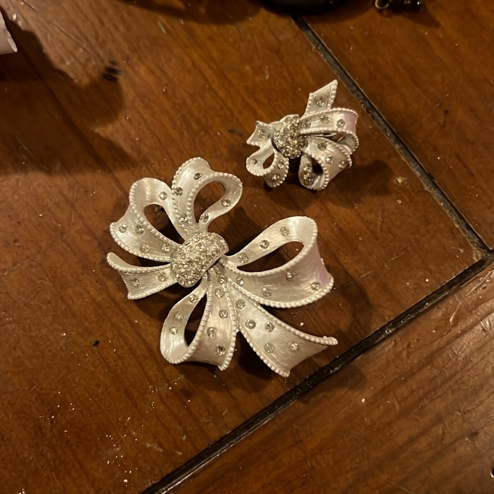 Woman’s broach with matching earrings